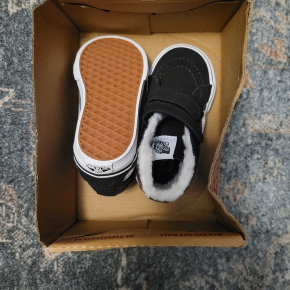 NEW Vans Kids Black High-Top Sneakers Size 5.5 - Picture 2 of 7